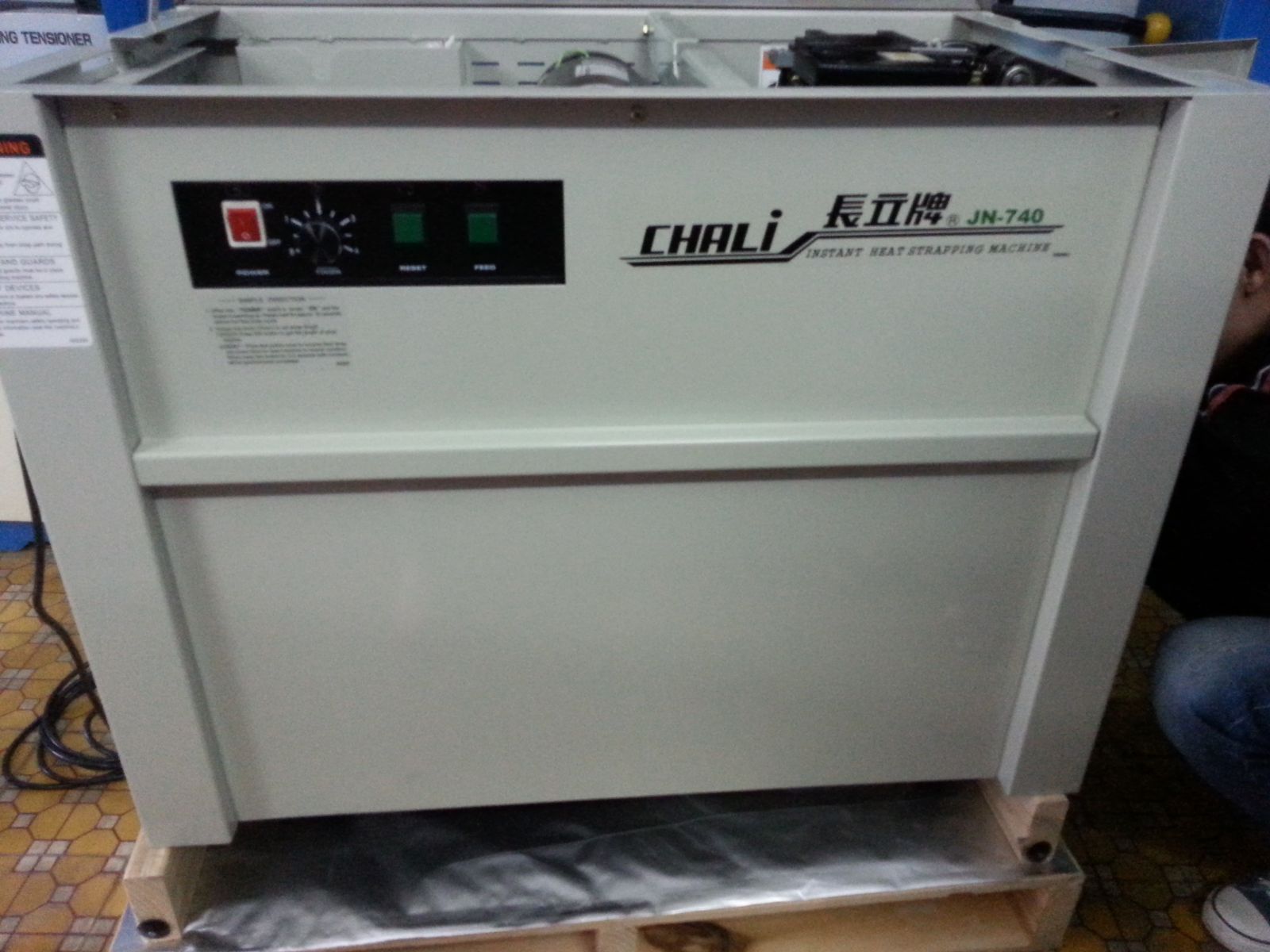 M&aacute;y quấn đai th&ugrave;ng b&aacute;n tự động Chali JN740
